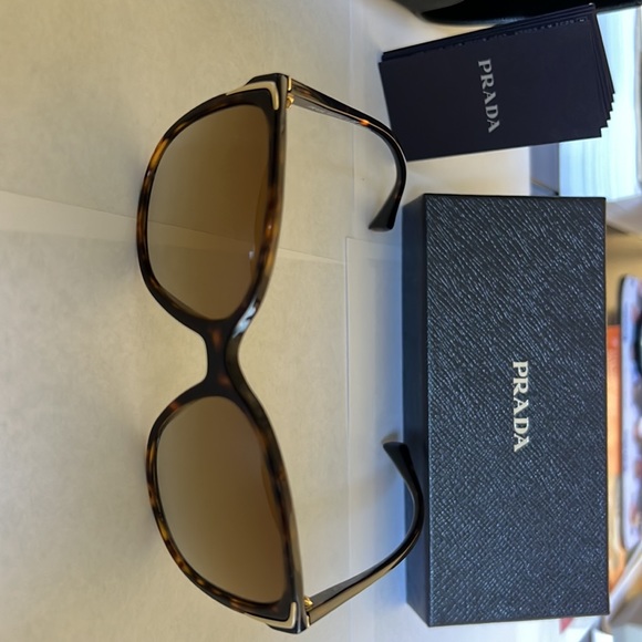 Prada SPR 010 5517  2AU-6E1 sunglasses, ex condition, w/original packaging - Picture 2 of 4